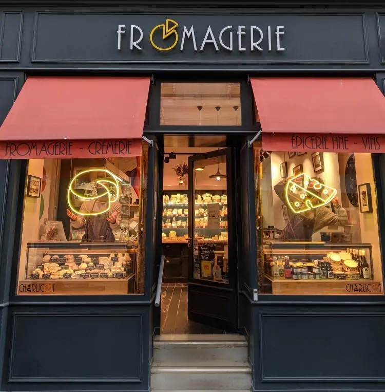 Enseignes néons pour la fromagerie Charlicot, réalisées par Atelier Gambetta
