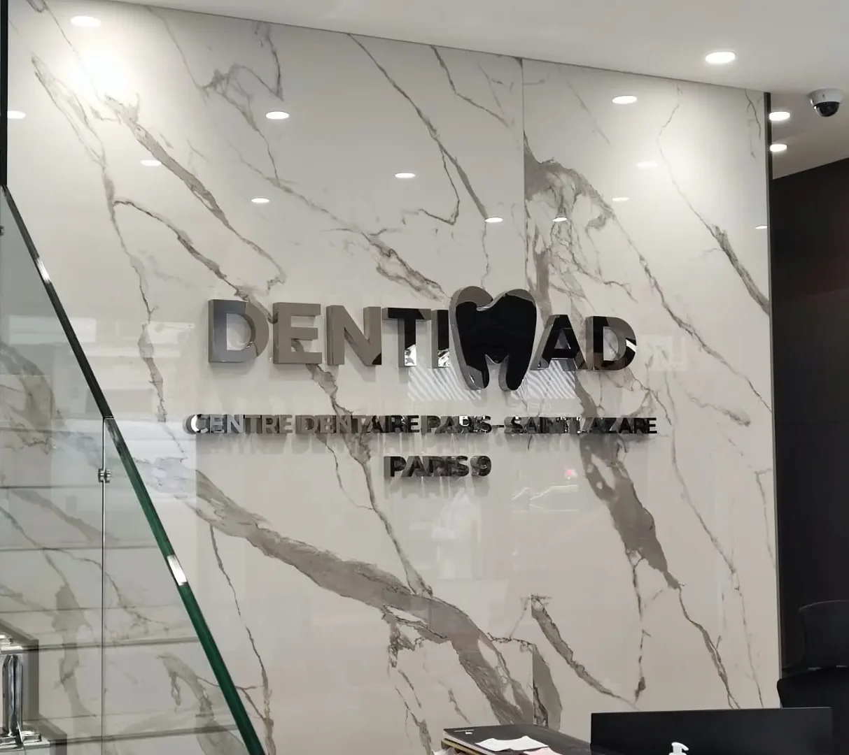 Lettres découpées pour Dentimad, réalisées par Atelier Gambetta