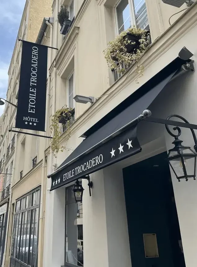 Enseigne drapeau, store et lambrequin pour l'hôtel Etoile Trocadero, réalisés par Atelier Gambetta