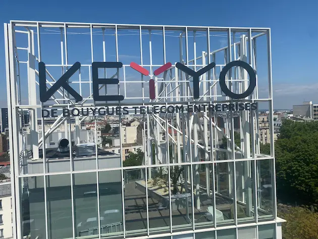Lettres découpées lumineuses pour les bureaux de Keyyo, réalisées par Atelier Gambetta