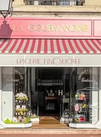 Lettres découpeés, store et lambrequin pour La Gourmandine, réalisés par Atelier Gambetta