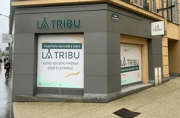 Façade d'angle de magasin 