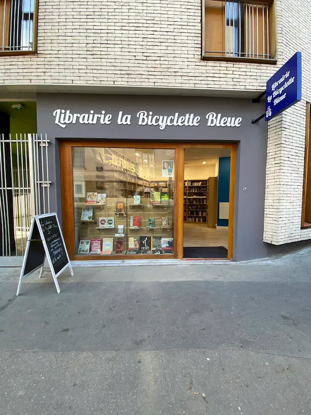 Lettres découpées et enseigne drapeau pour Librairie la bicyclette bleue, réalisés par Atelier Gambetta