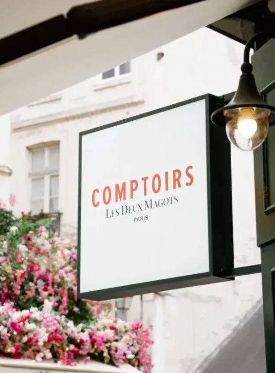 Enseigne drapeau pour comptoirs les deux magots, réalisée par Atelier Gambetta
