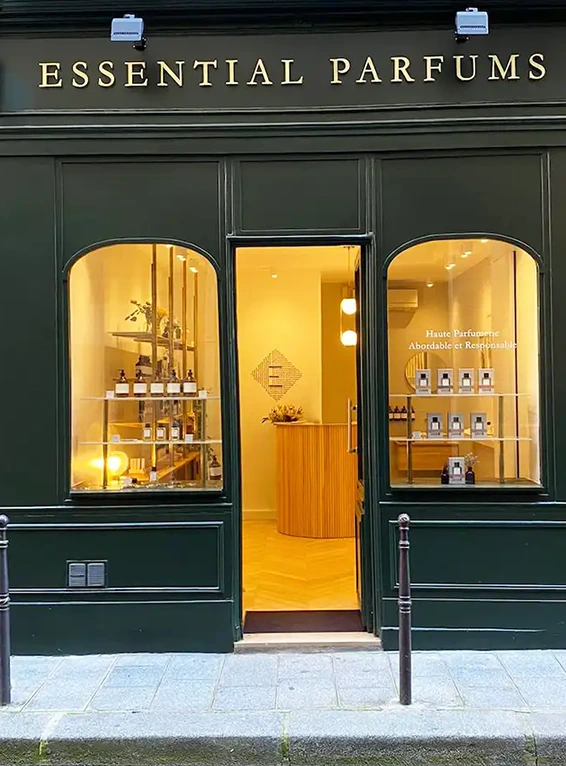 Lettres découpées pour Essential Parfums, réalisées par Atelier Gambetta