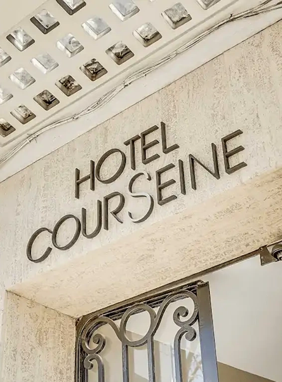Lettres découpées pour Hotel Courseine, réalisées par Atelier Gambetta