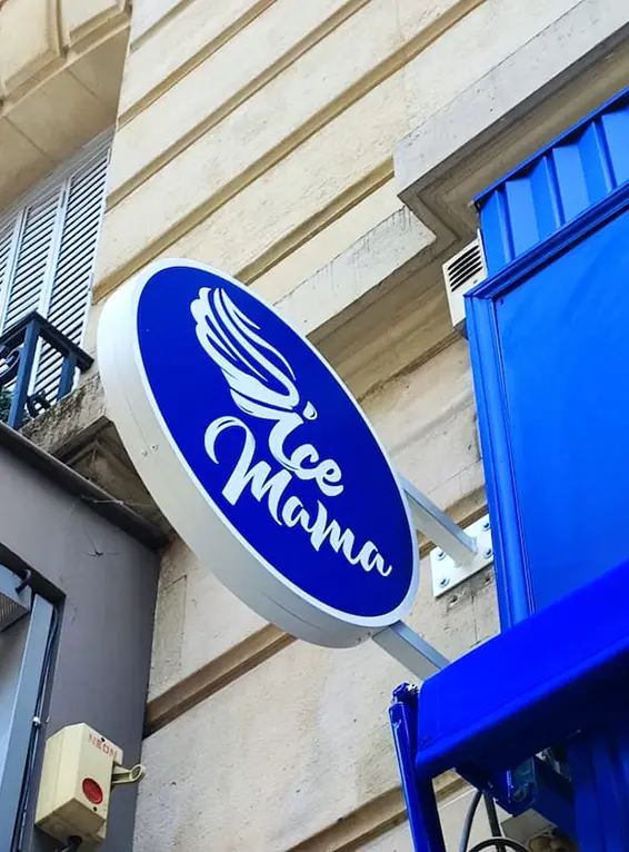 Enseigne drapeau pour ice Mama, réalisée par Atelier Gambetta
