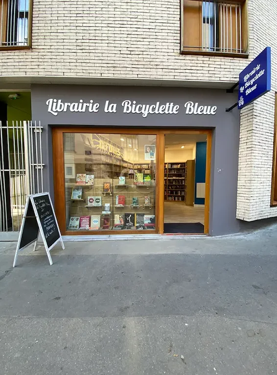 Lettres découpées et enseigne drapeau pour La bicyclette bleue, réalisées par Atelier Gambetta