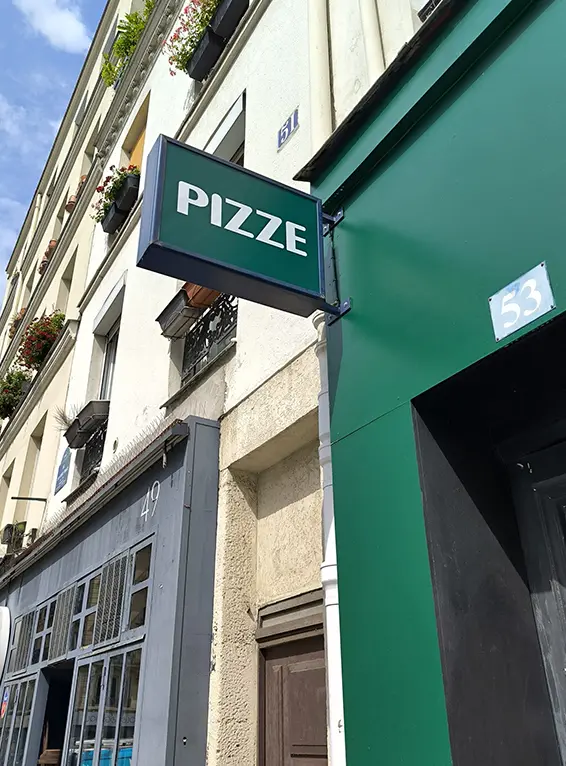 Enseigne drapeau pour Pizze, réalisée par Atelier Gambetta