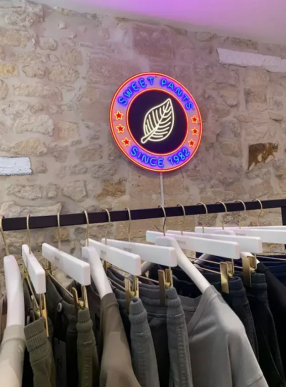 Néon pour Sweet pants, réalisé par Atelier Gambetta