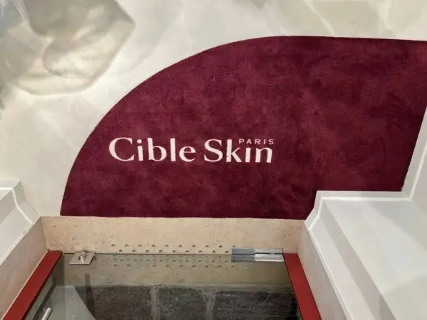 Tapis de sol personnalisé pour Cible Skin, réalisé par Atelier Gambetta