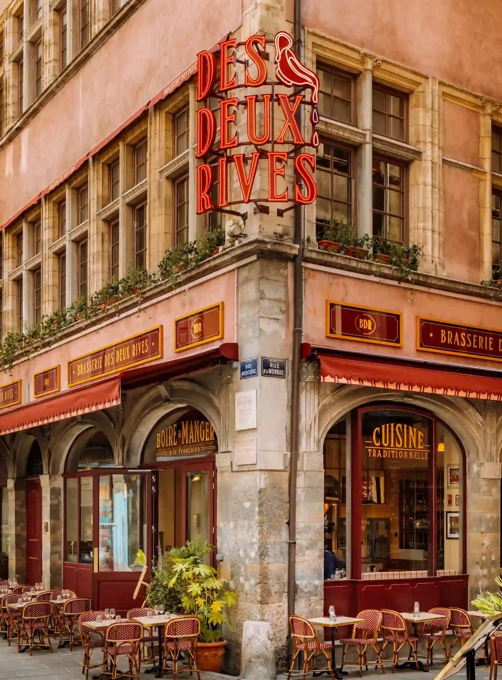 Lettre Lumineuses pour Des Deux Rives par Atelier Gambetta