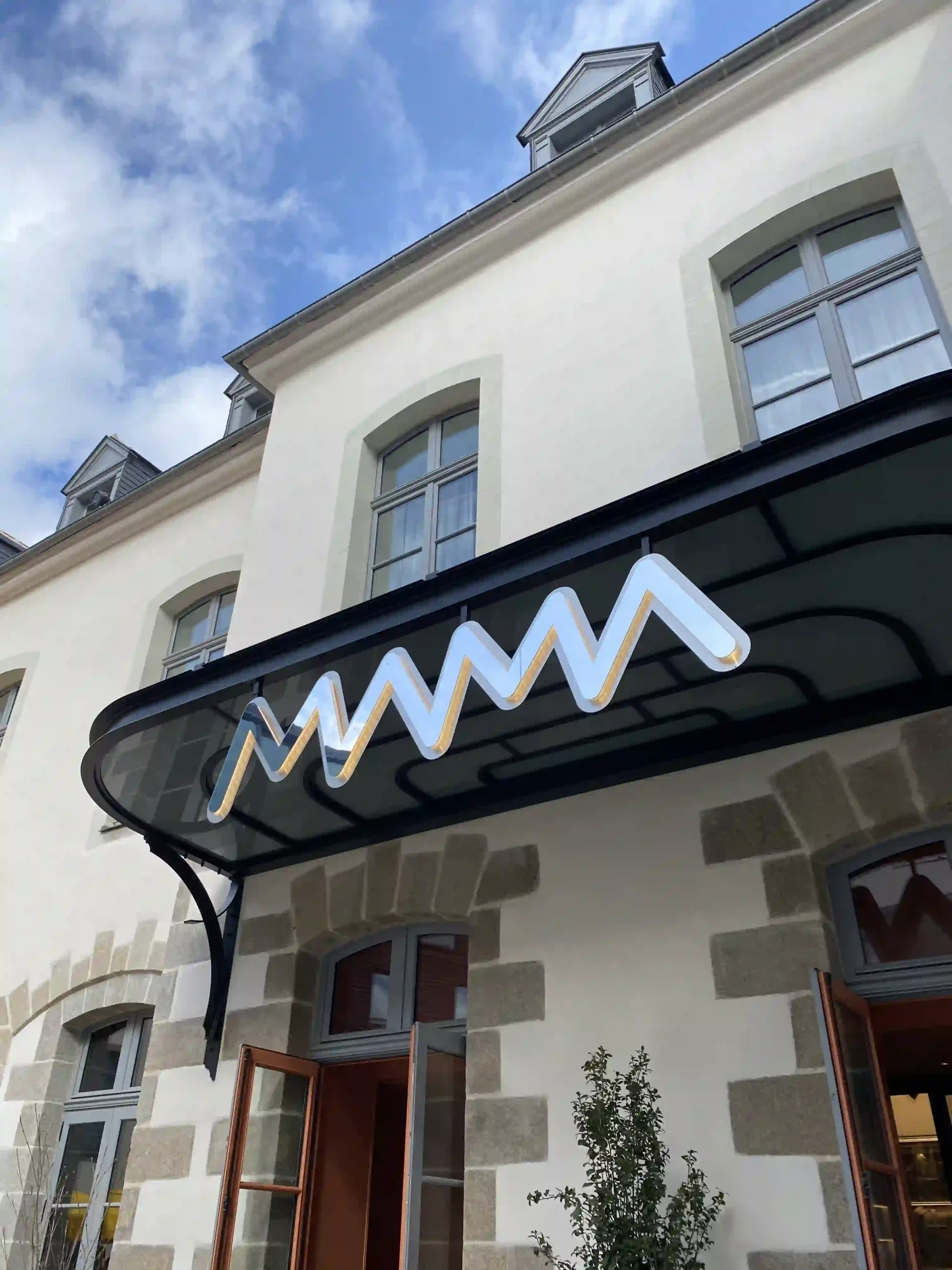 Enseigne-lettres-lumineuses-pour-hotel-mama-shelter-rennes-par-Atelier-Gambetta-scaled.webp