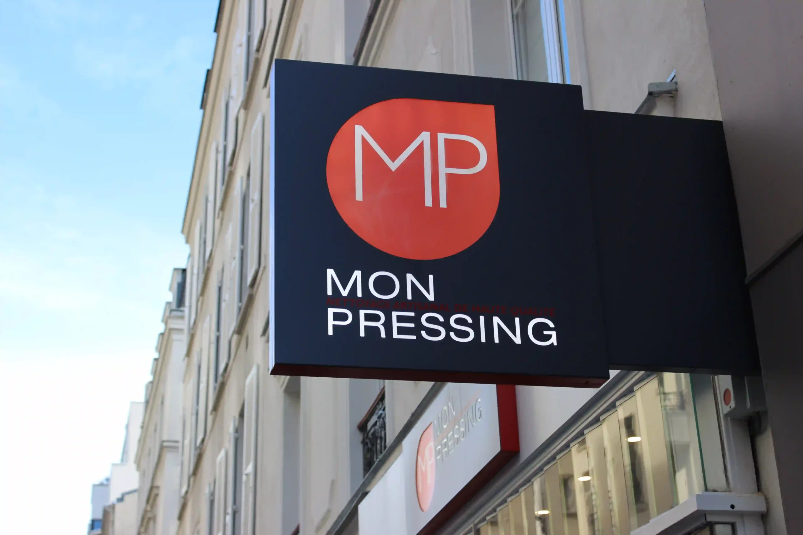 Enseigne drapeau pour Mon Pressing par Atelier Gambetta