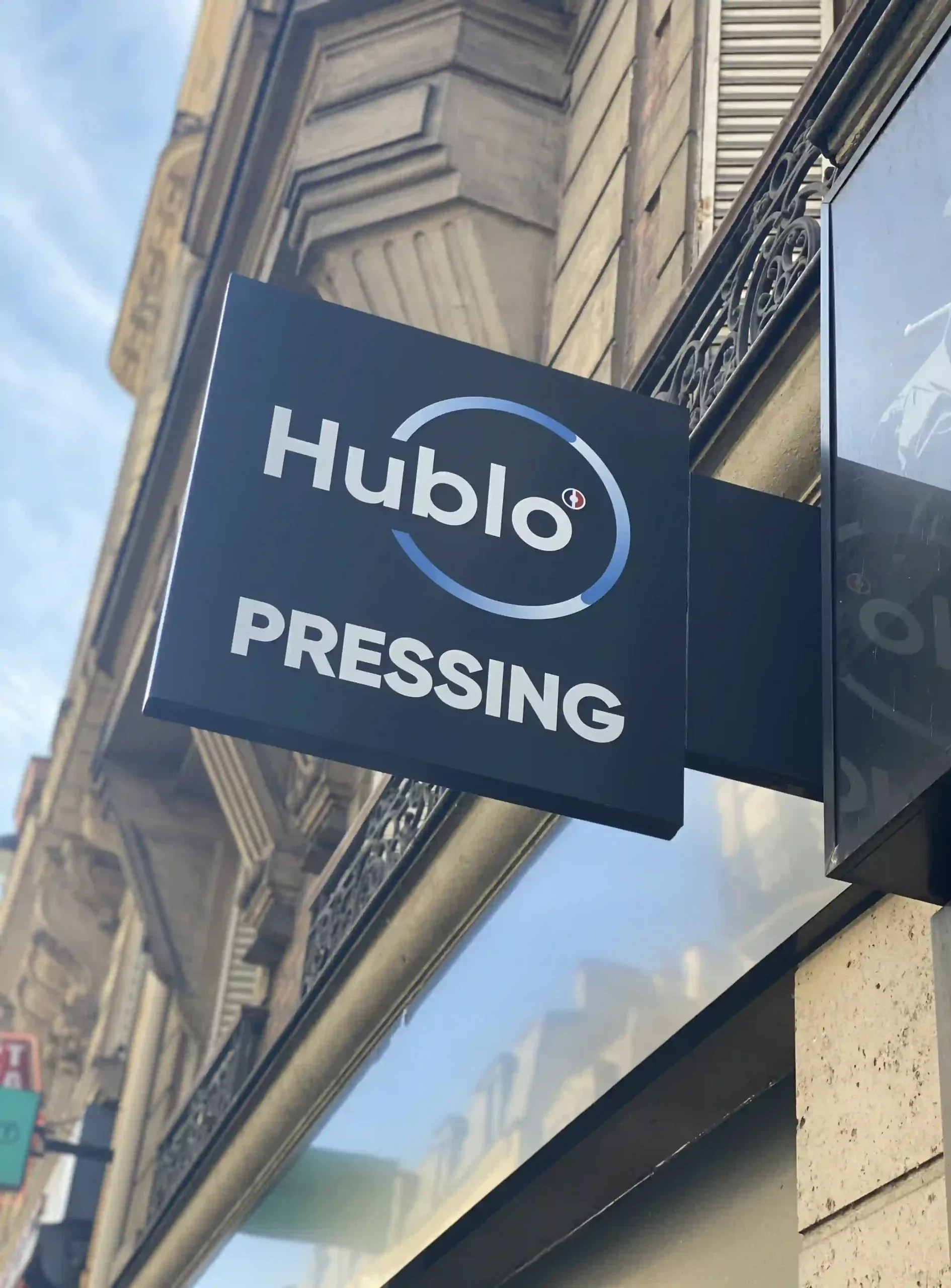Enseigne drapeau pour laverie hublo par Atelier gambetta