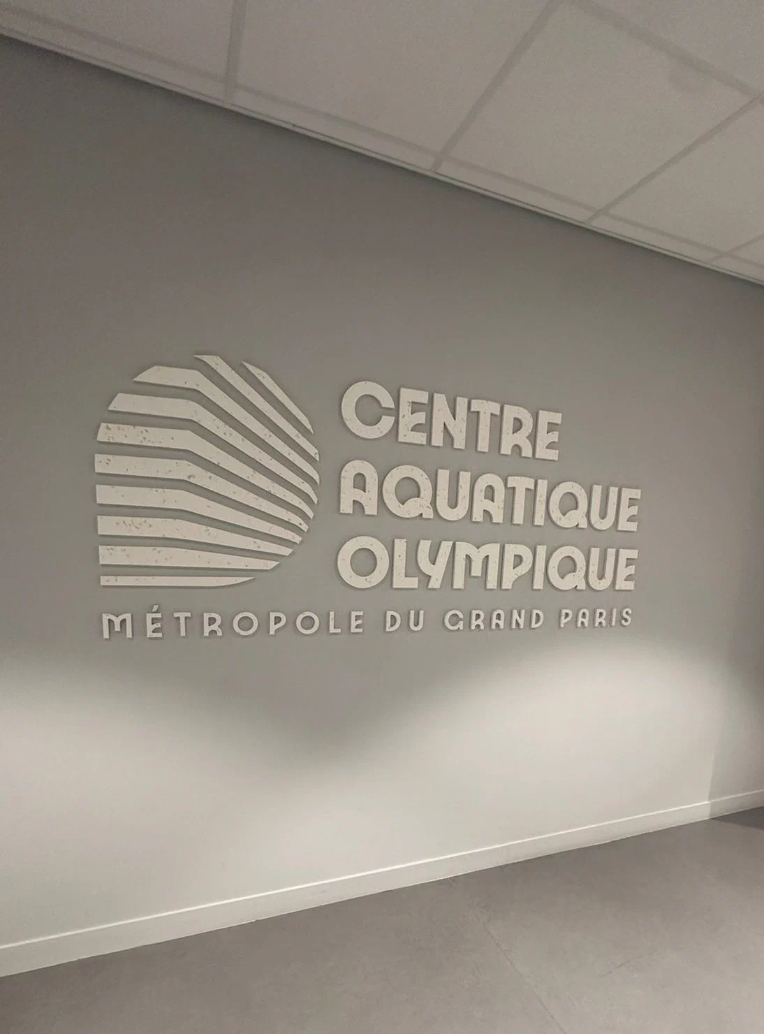 Lettres découpées pour Centre Aquatique Olympique par Atelier Gambetta