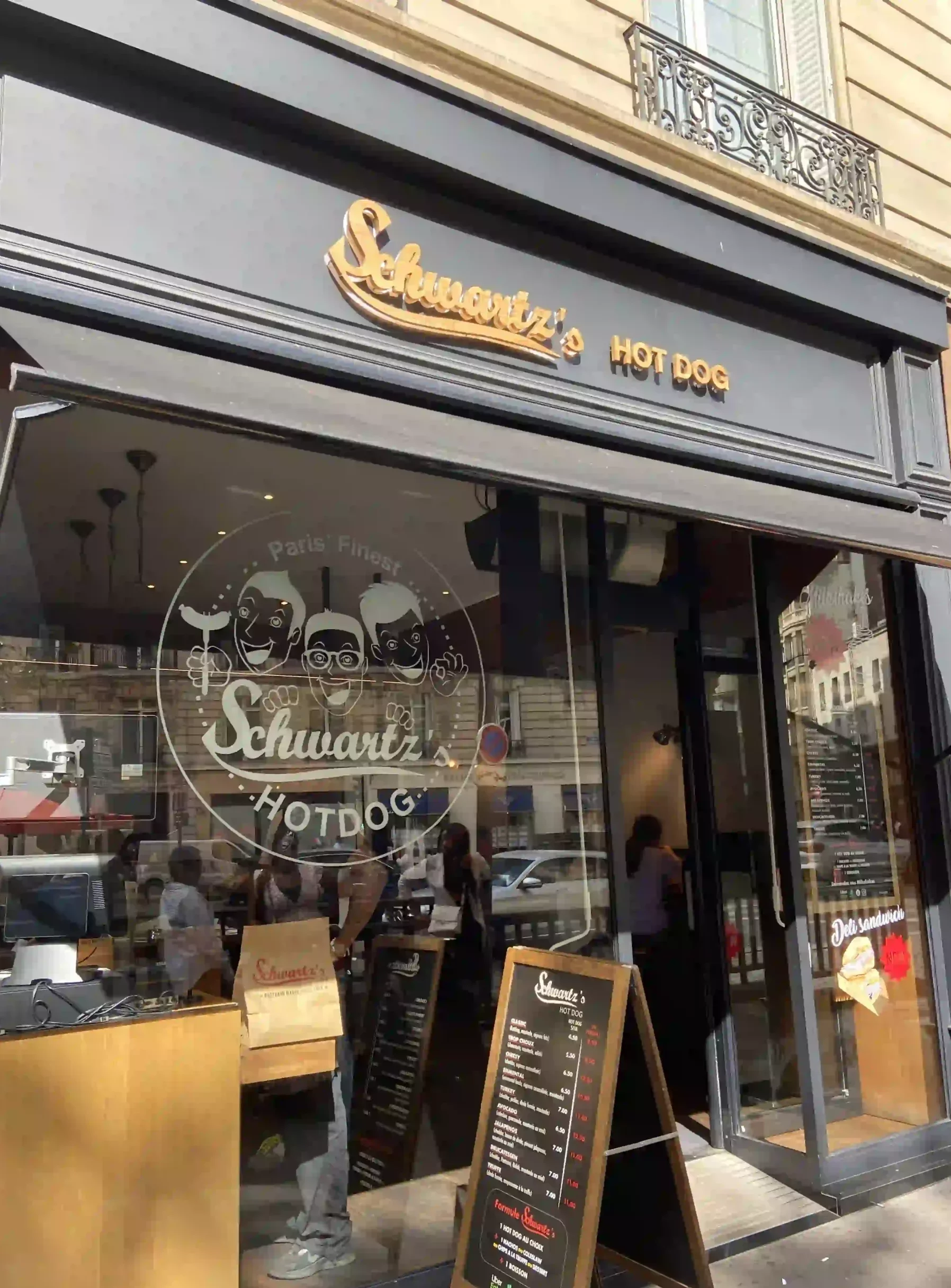 Façade de restaurant avec enseigne en lettres découpées dorées 