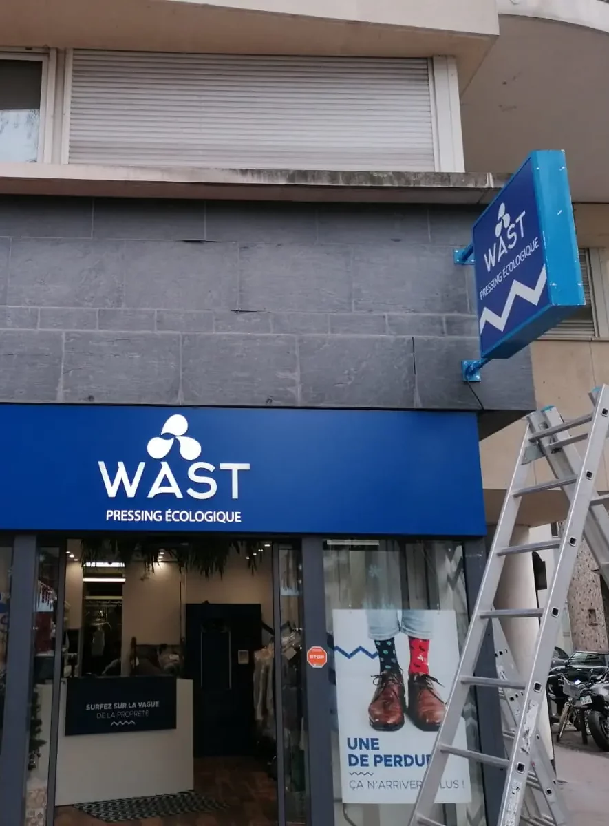 Enseigne drapeau et caisson lumineux en relief pour Wast par Atelier Gambetta