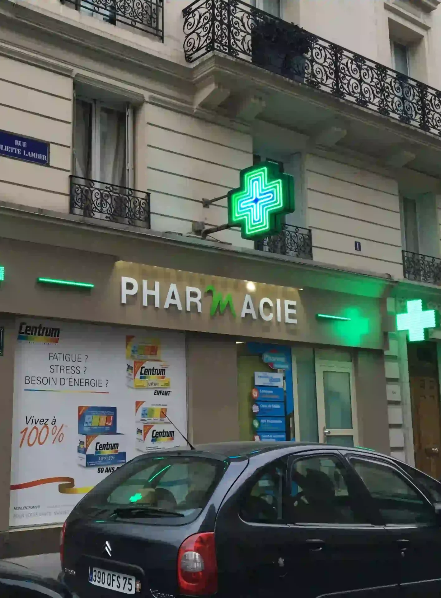Lettres découpées et enseigne drapeaux pour pharmacie par Atlelier Gambetta