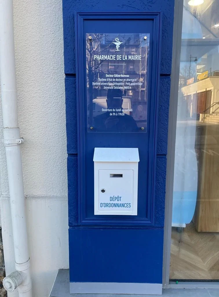 Plaque professionnelle pour pharmacie par Atlelier Gambetta