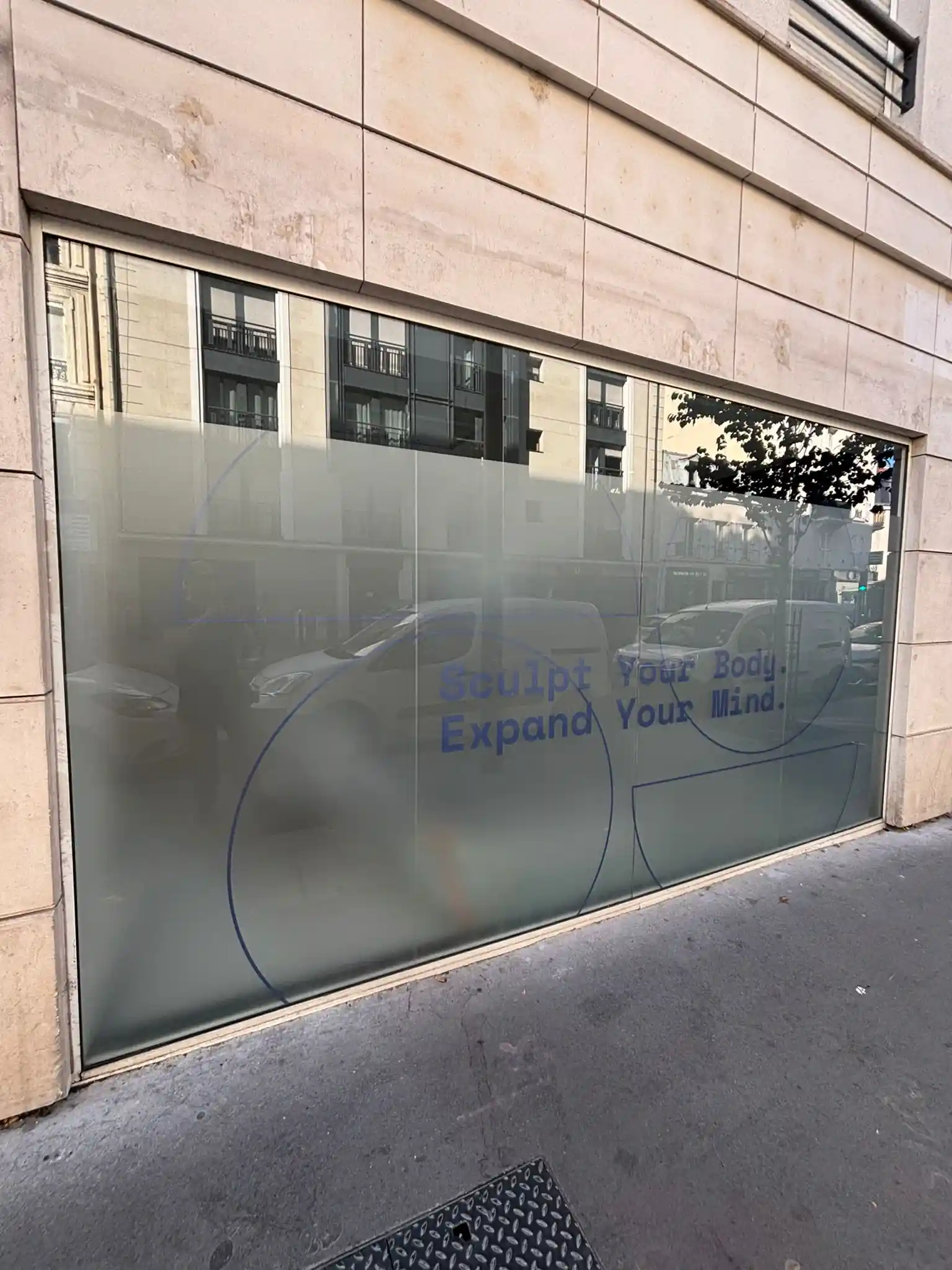 Vitrophanie et sticker vitrine pour Core Society par Atelier Gambetta