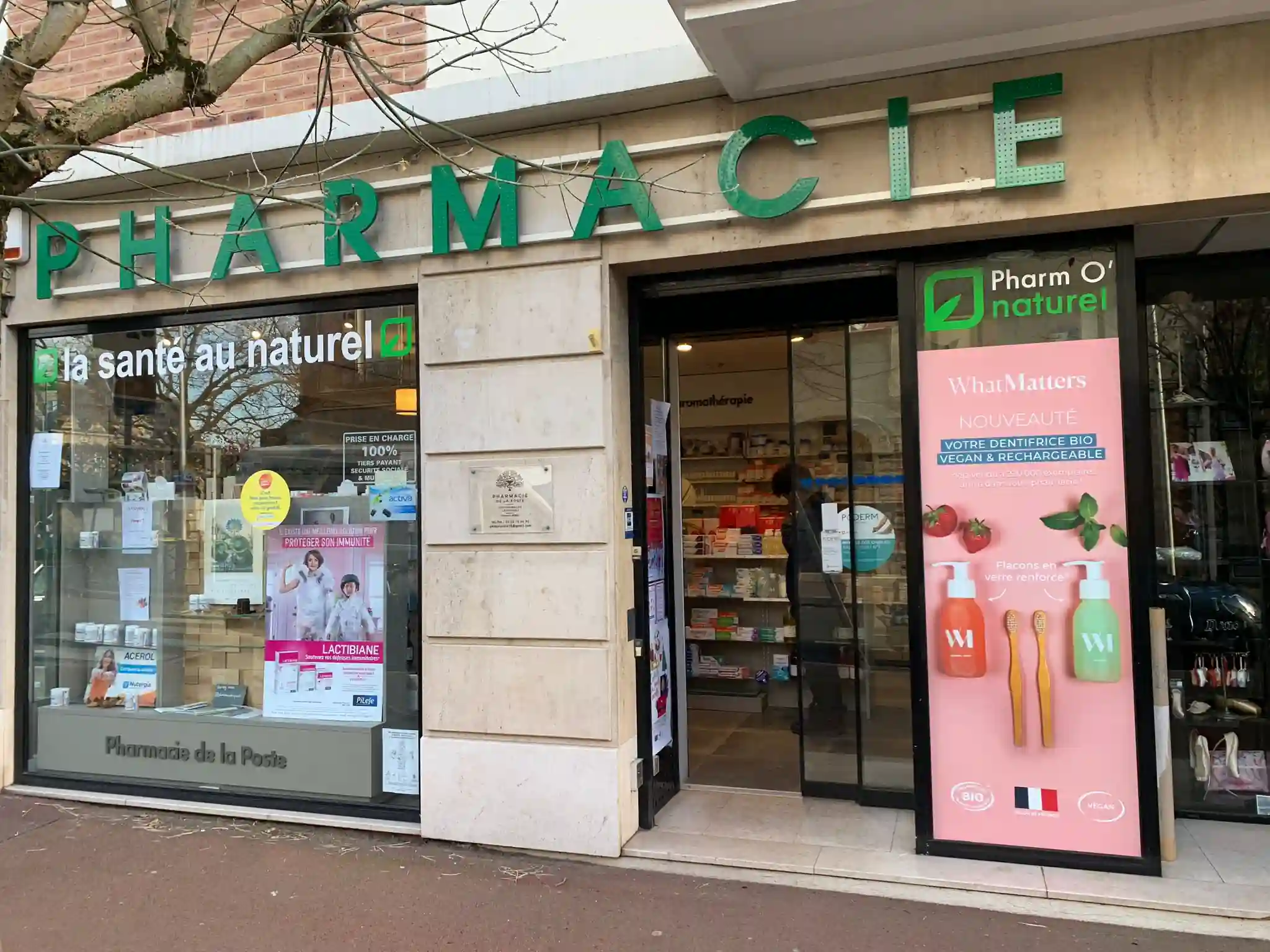 lettres lumineuse vitrophanie sticker vitrine plaque professionnelle pour pharmacie de croissy par Atelier Gambetta