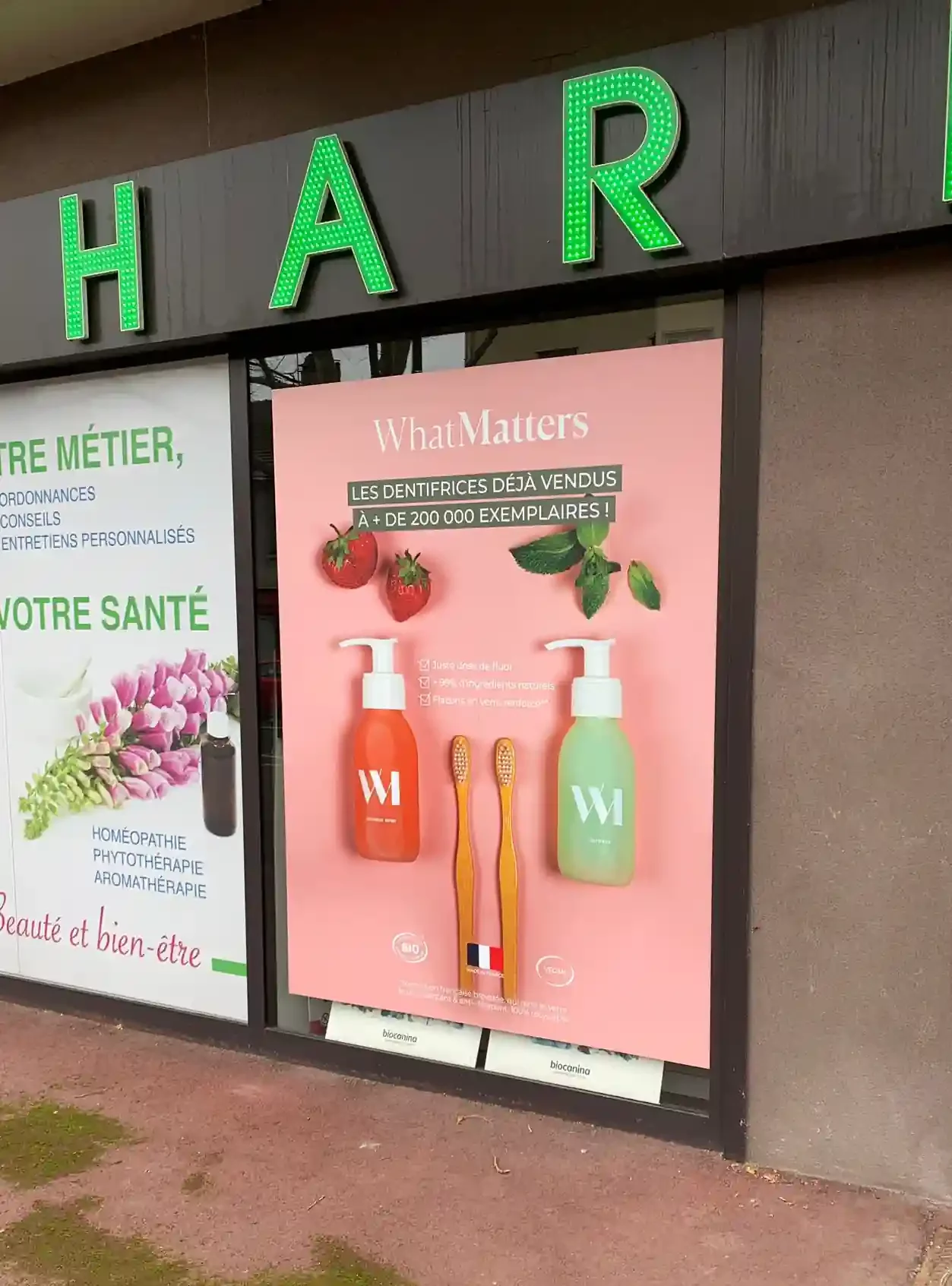 vitrophanie et sticker vitrine pour Pharmacie le vesinet par Atelier Gambetta