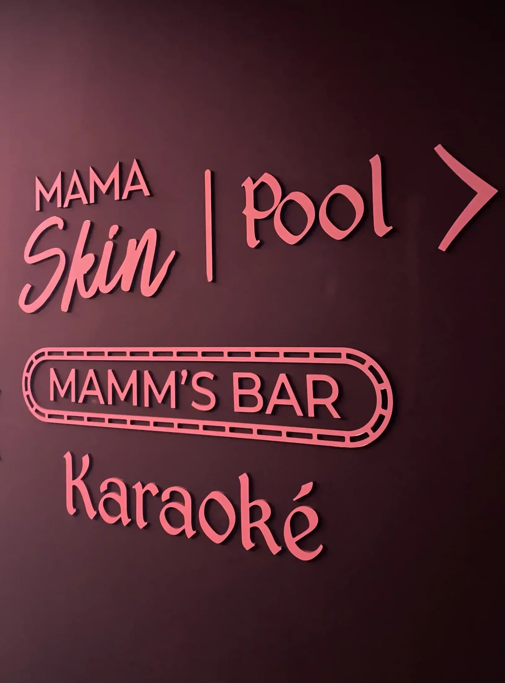 lettres découpées signalétiques pour hotel mama shelter par Atelier Gambetta