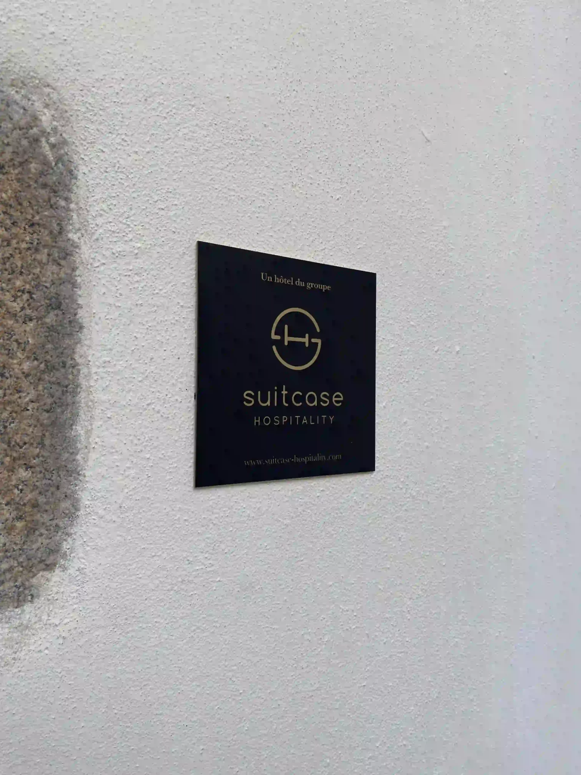 plaque-professionnelle-signaletique-pour-hotel-mama-shelter-par-Atelier-Gambetta