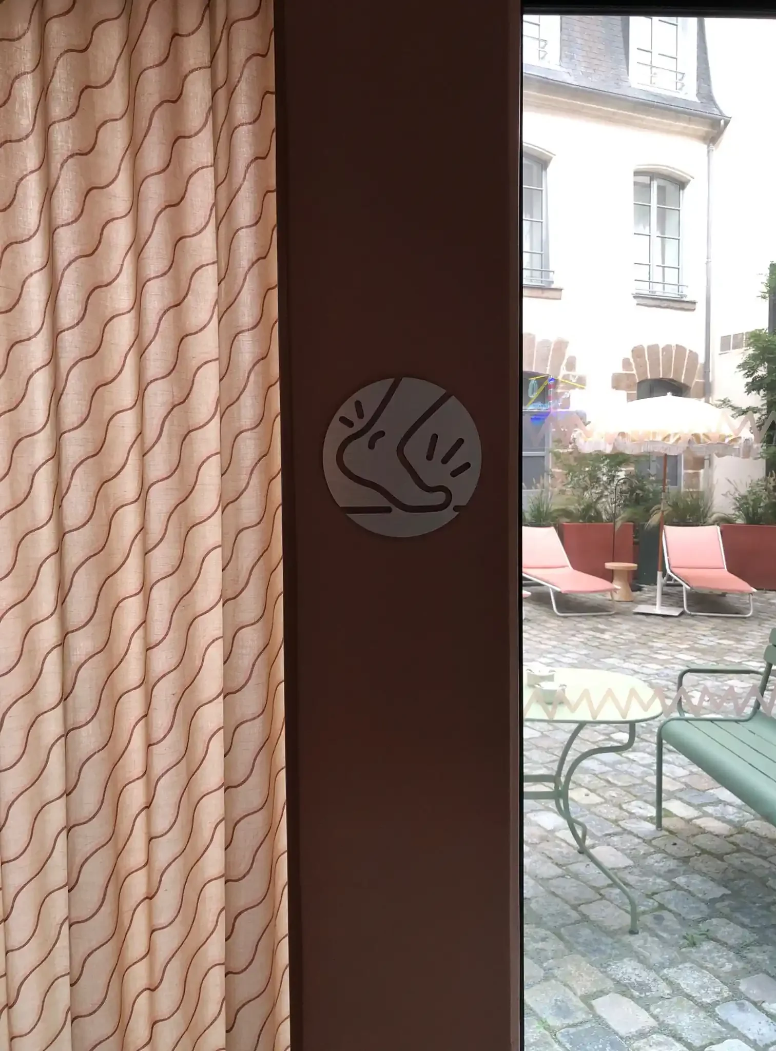 plaque signalétique pour hotel mama shelter par Atelier Gambetta 2