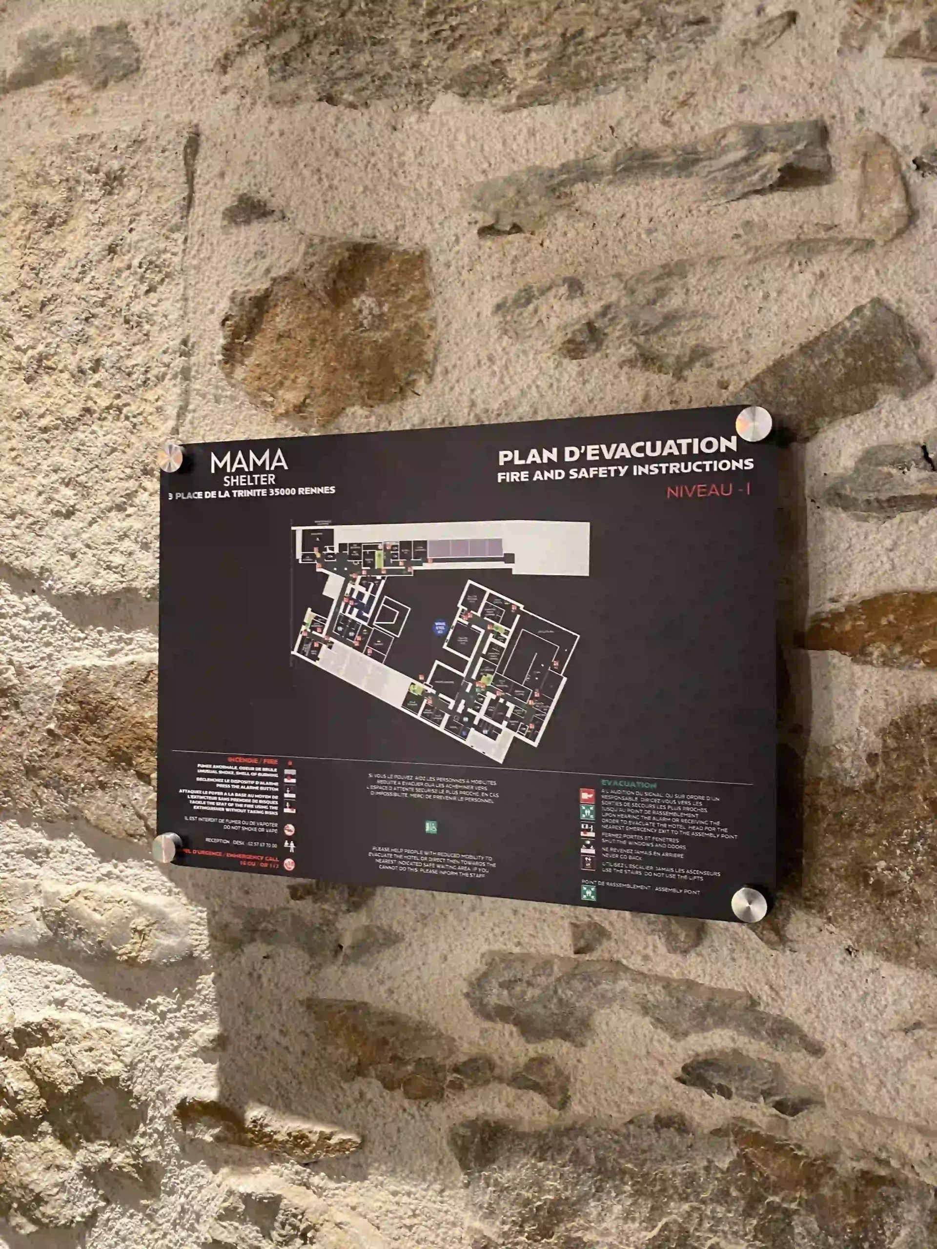 plaque signalétique pour hotel mama shelter par Atelier Gambetta