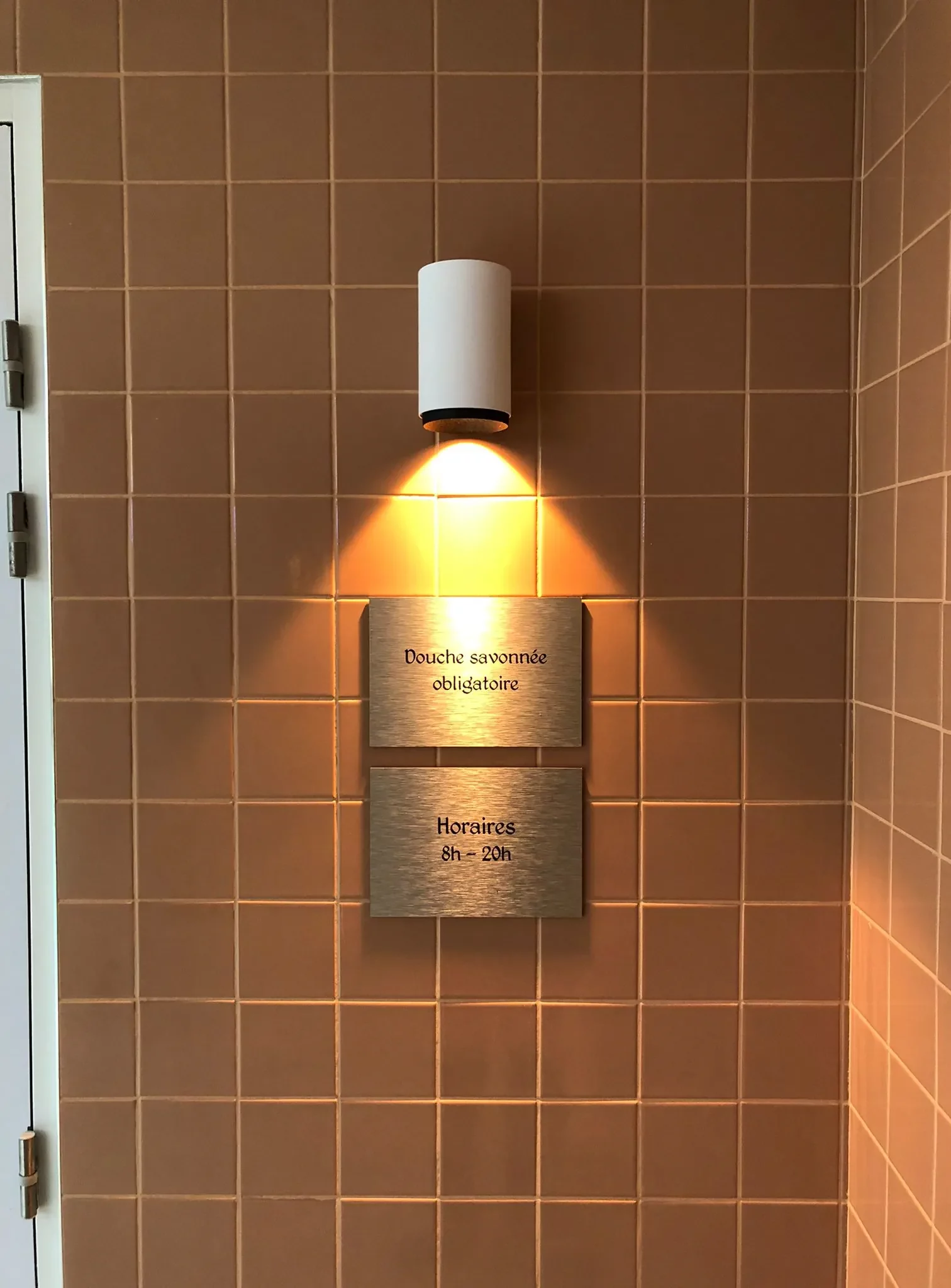 plaques signalétiques pour hotel mama shelter par Atelier Gambetta