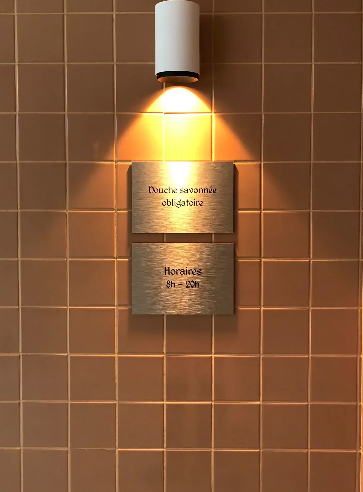 plaques signalétiques pour hotel mama shelter par Atelier Gambetta