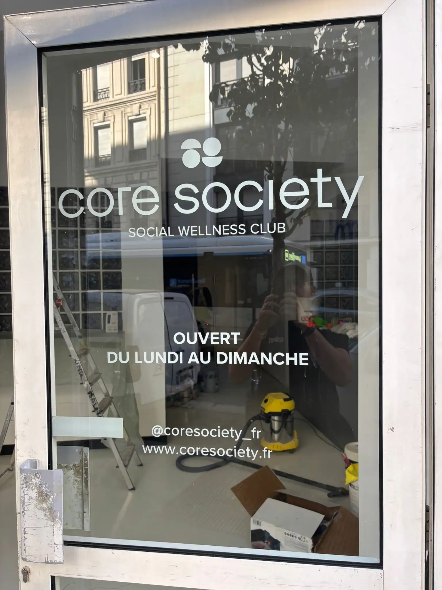 vitrophanie et sticker vitrine pour Core Society par Atelier Gmabetta