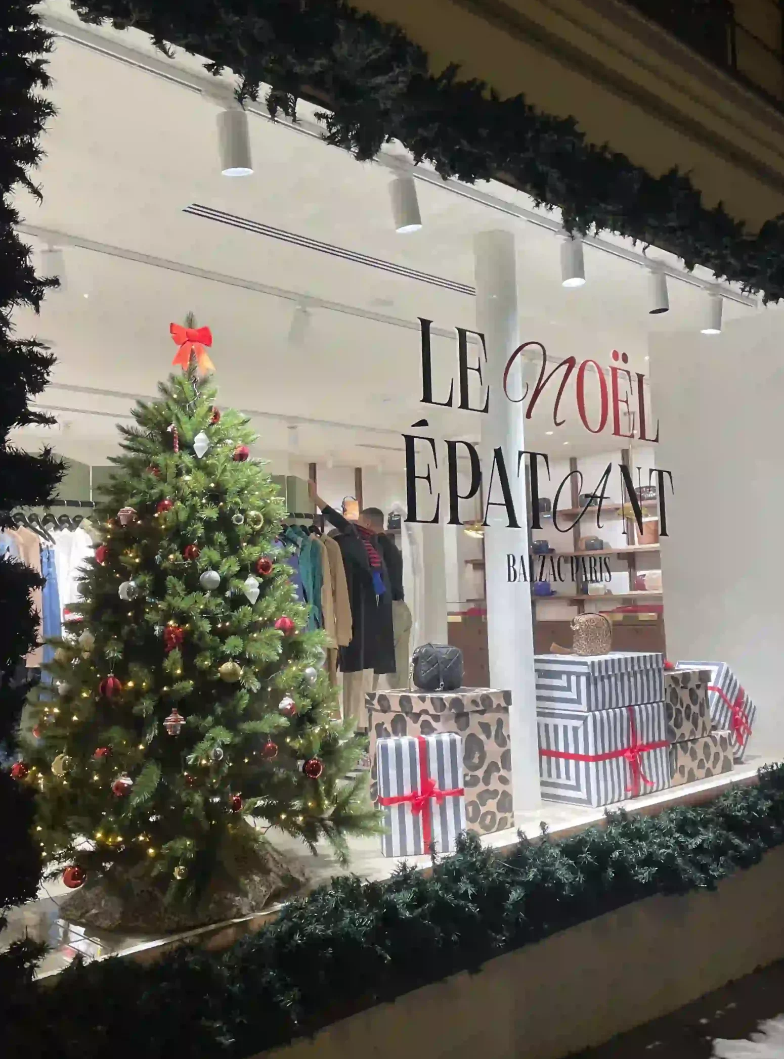 Vitrine de magasin de vêtements 