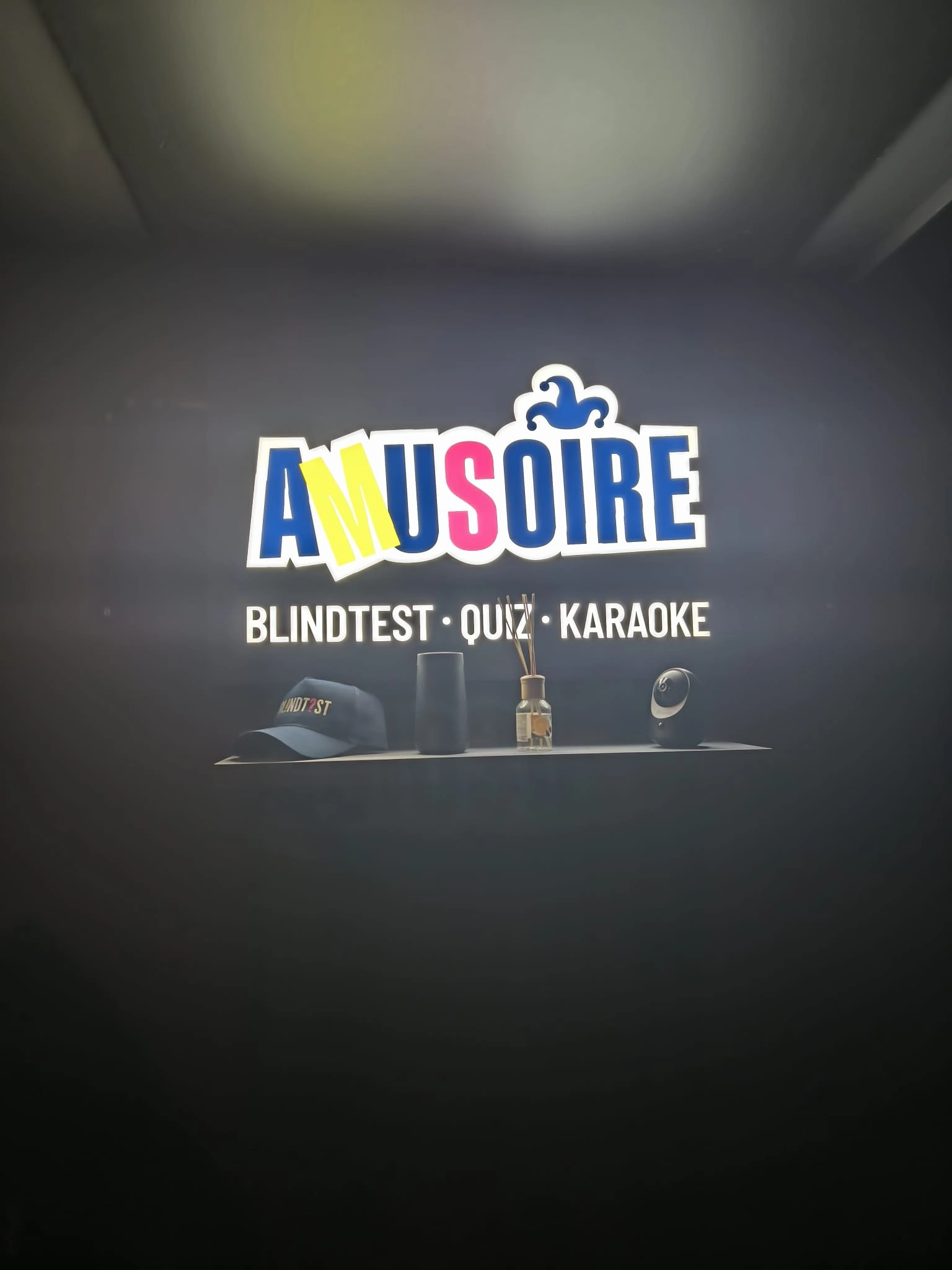 lettres boitiers lumineuses pour blindtest, quiz et karaoké : amusoire sur fond noir