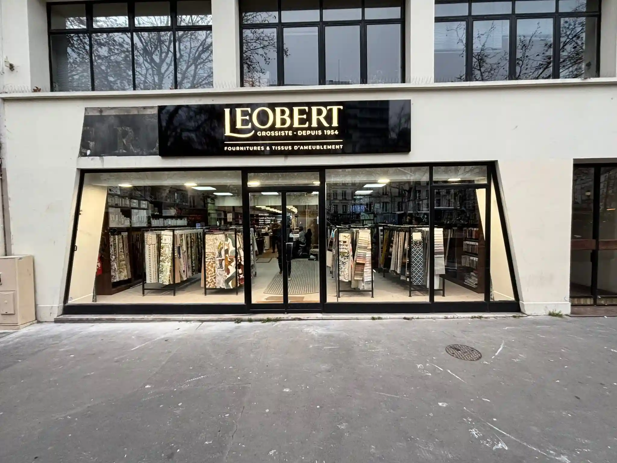 devanture vitrée de la boutique d'ameublement Leobert, avec un caisson lumineux sur la façade