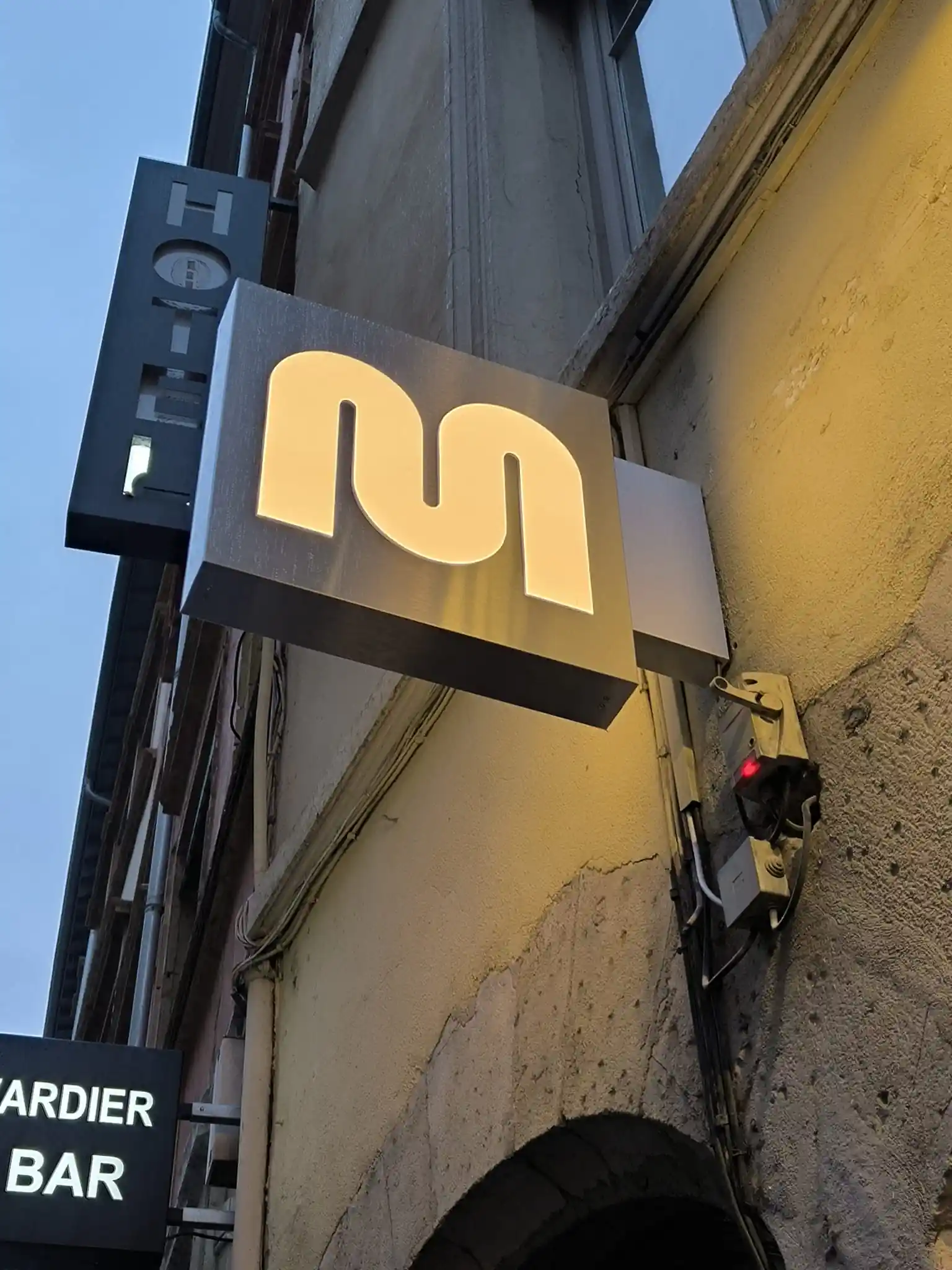 enseigne drapeau lumineuse Matsuri par Atelier Gambetta