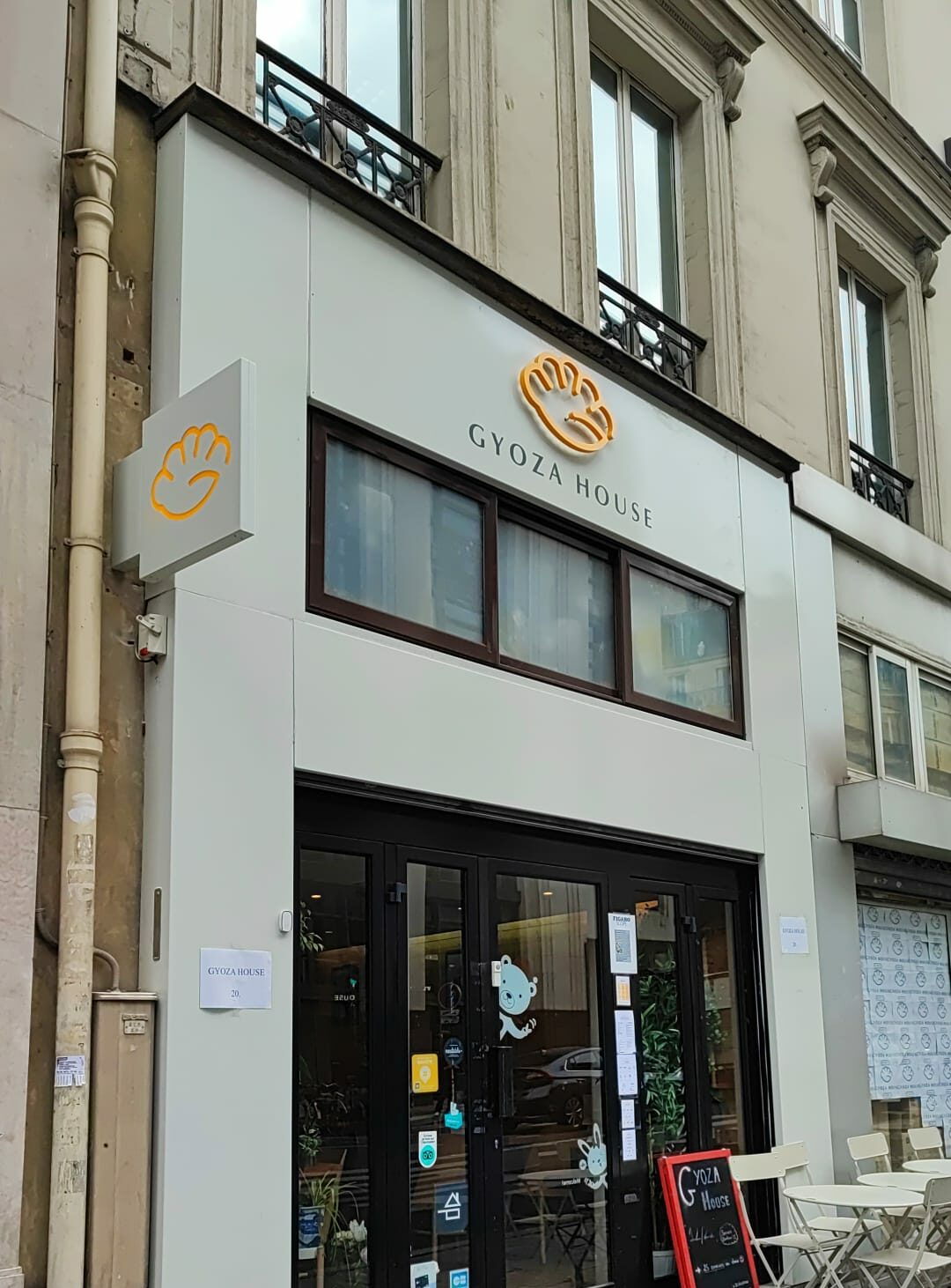 enseignes lumineuse et enseigne drapeau lumineuse pour Gyoza House par Atelier Gambetta