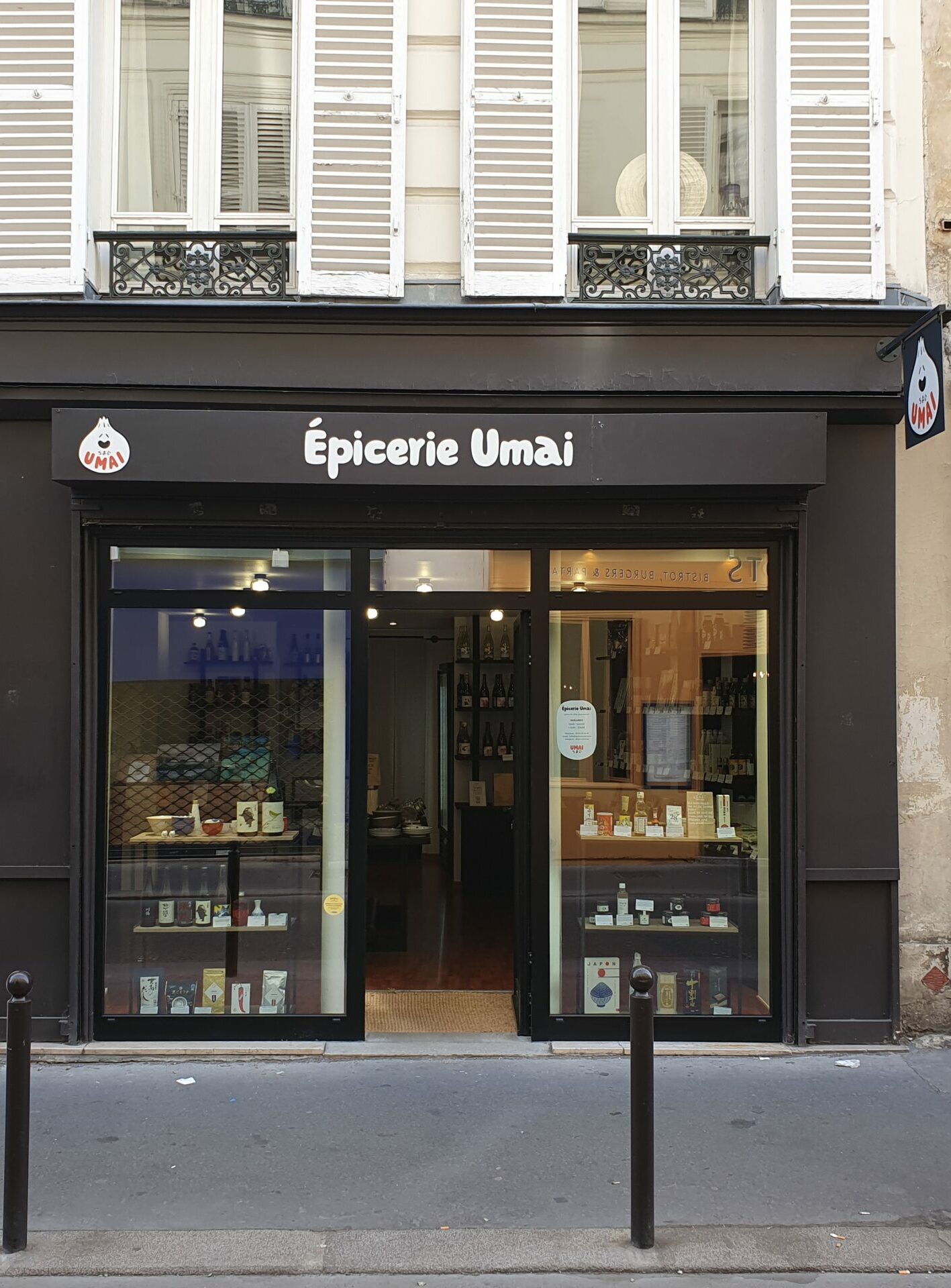 lettres découpées, enseigne drapeau pour Epicerie Umai par Atelier Gambetta