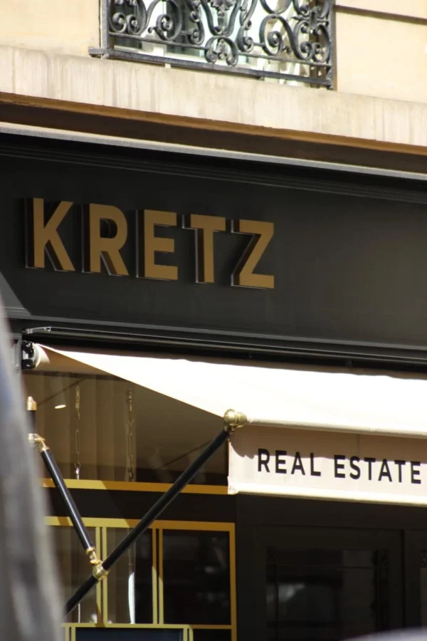 Lettre découpées lumineuses pour KRETZ par Atelier Gambetta