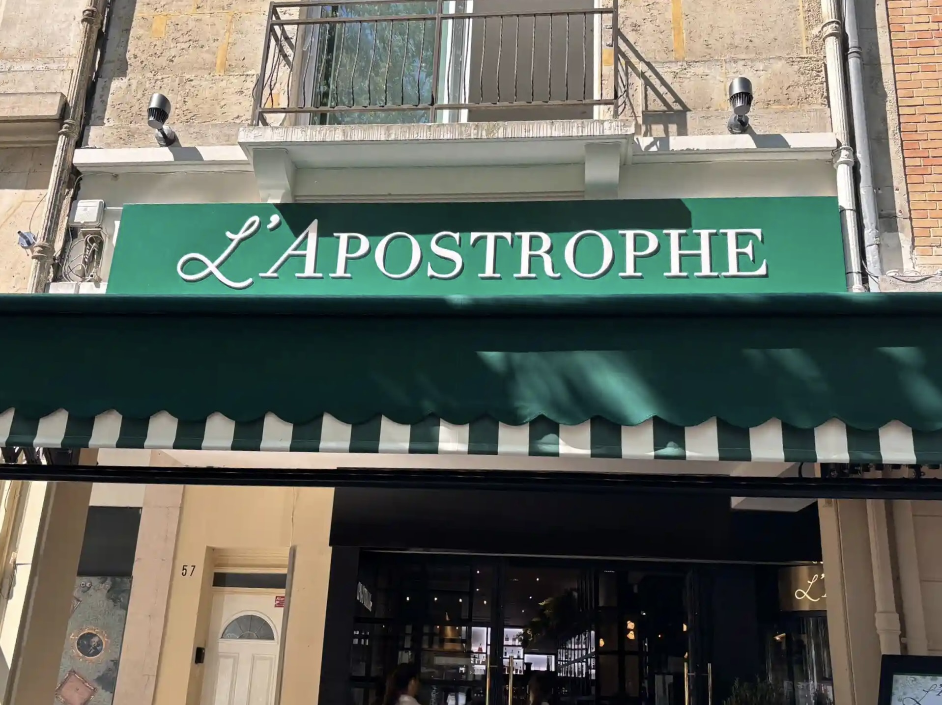 Enseigne lumineuse pour Brasserie L'apostrophe par Atelier Gambetta