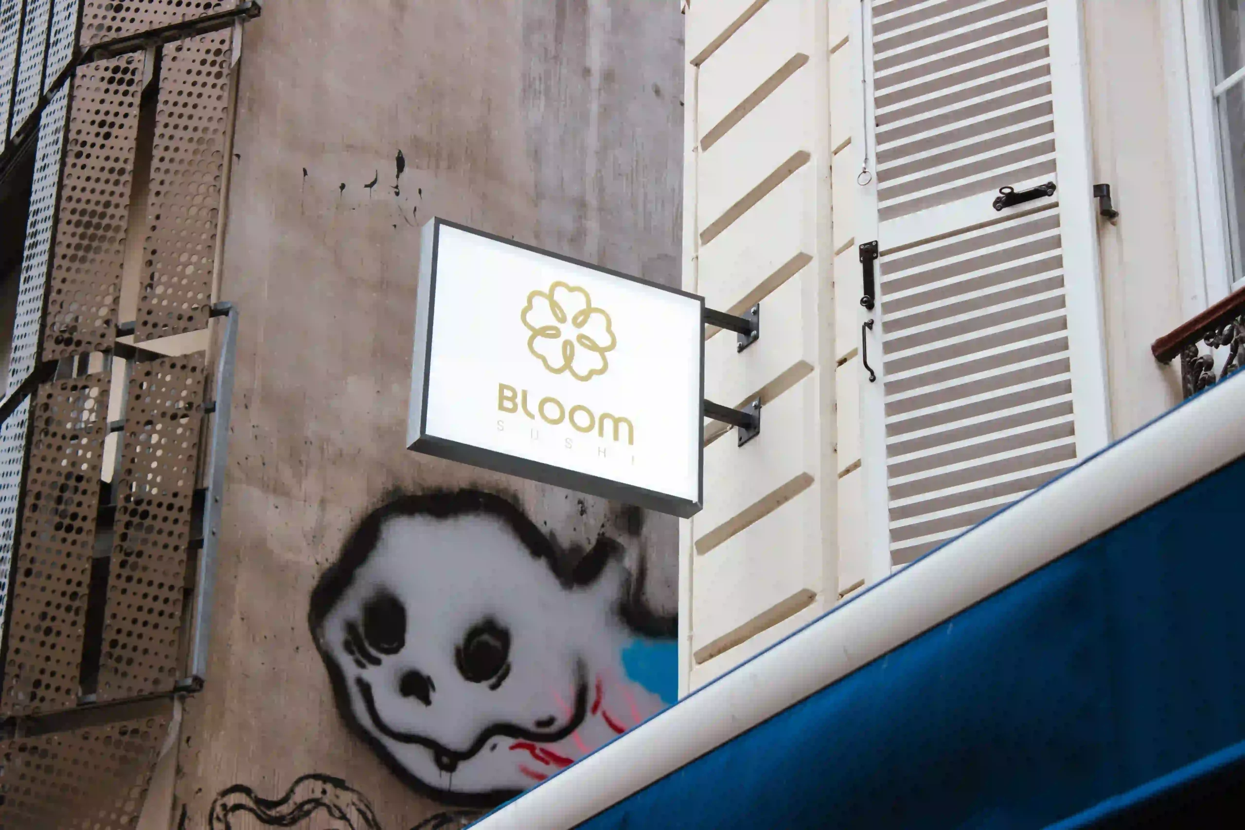 Enseigne drapeau pour Bloom Sushis par Atelier Gambetta
