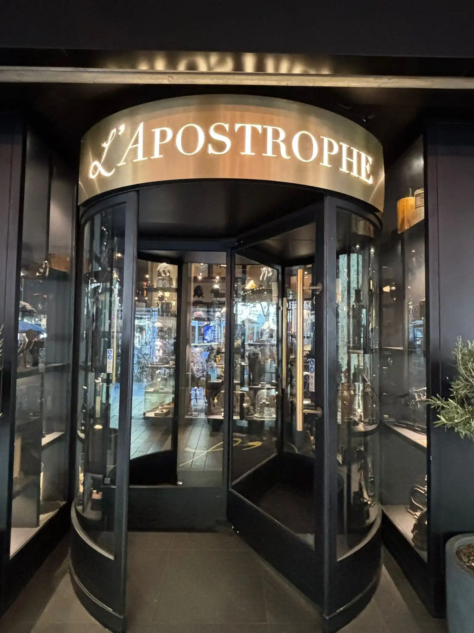 Enseigne lumineuse en laiton pour Brasserie l'apostrophe à reims par Atelier Gambetta