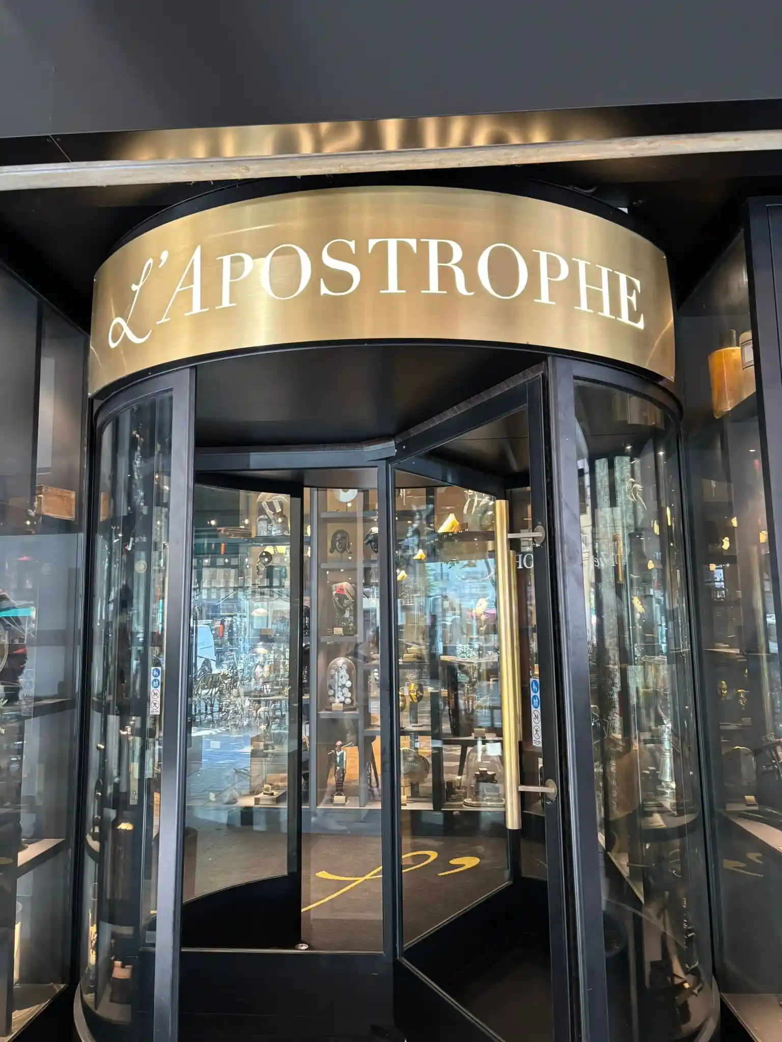 Enseigne lumineuse tourniquet pour Brasserie L'Apostrophe à Reims par Atelier Gambetta