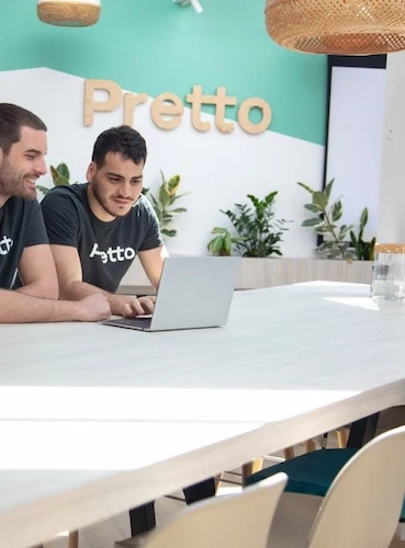 Deux collègues dans le bureau